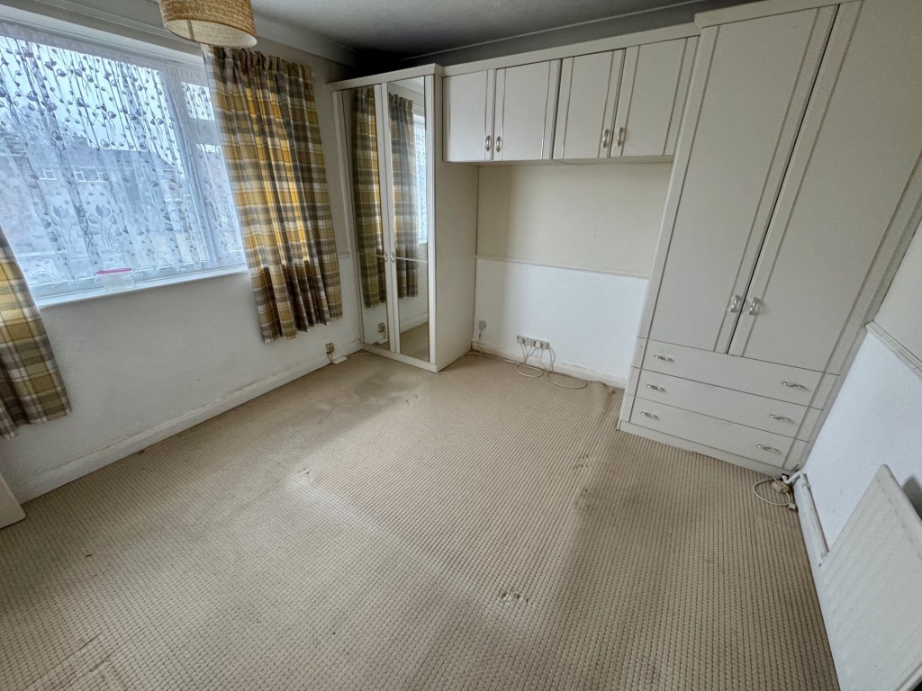 Lot: 85 - MID-TERRACE HOUSE FOR IMPROVEMENT WITH GARAGE EN-BLOC - Bedroom 1